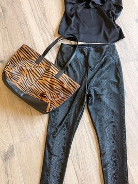 Lysse Black Snake-Embossed Leggings stretch sz L pants